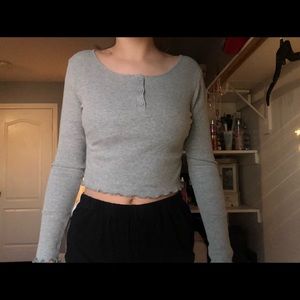Grey long-sleeve crop top